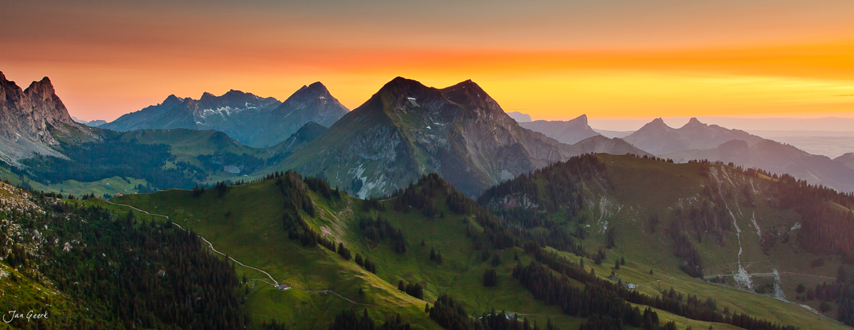 Gastlosen Bergwiesen Goldene Stunde Abend Freiburger Voralpen Kanton Freiburg / Fribourg Schweiz – Jan Geerk Fotograf Basel