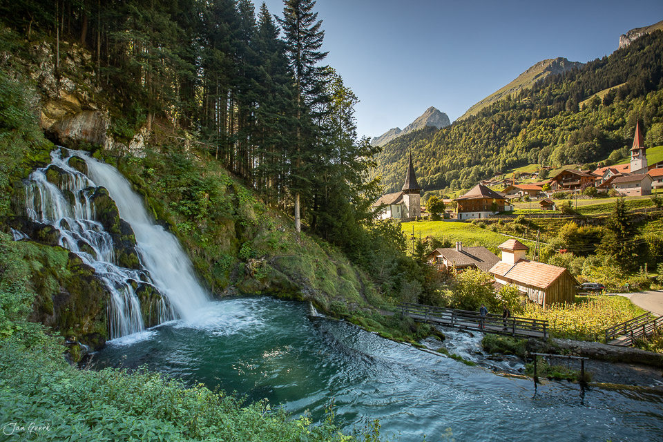 Wasserfall und Bergdorf Jaun in der Westschweiz, Sommerlicht, Freiburg, Schweiz – Jan Geerk Fotograf Basel