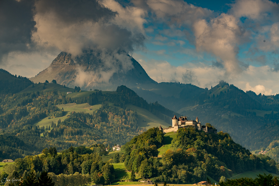 Schloss Greyerz mit Alpengipfel in herbstlicher Landschaft Westschweiz – Jan Geerk Fotograf Basel