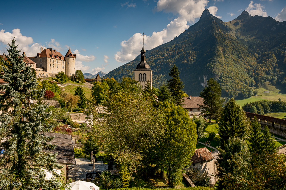 Schloss Greyerz mit Kirche und Alpenpanorama, Sommerliche Berglandschaft, Westschweiz – Jan Geerk Fotograf Basel