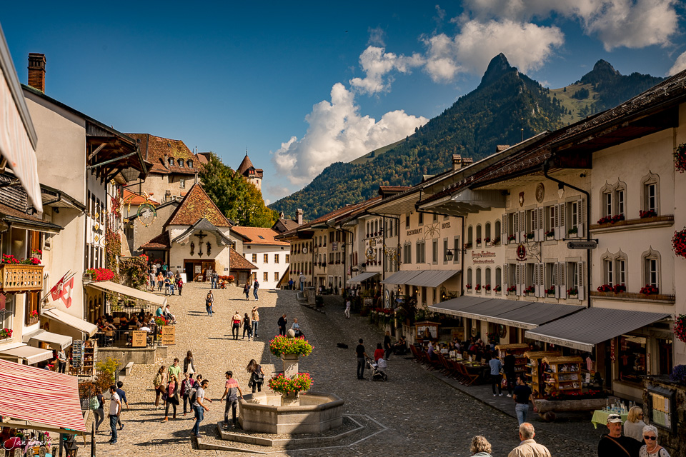 Malerische Altstadt Greyerz mit historischen Häusern, Marktplatz und Bergpanorama im Sommer, Westschweiz – Jan Geerk Fotograf Basel