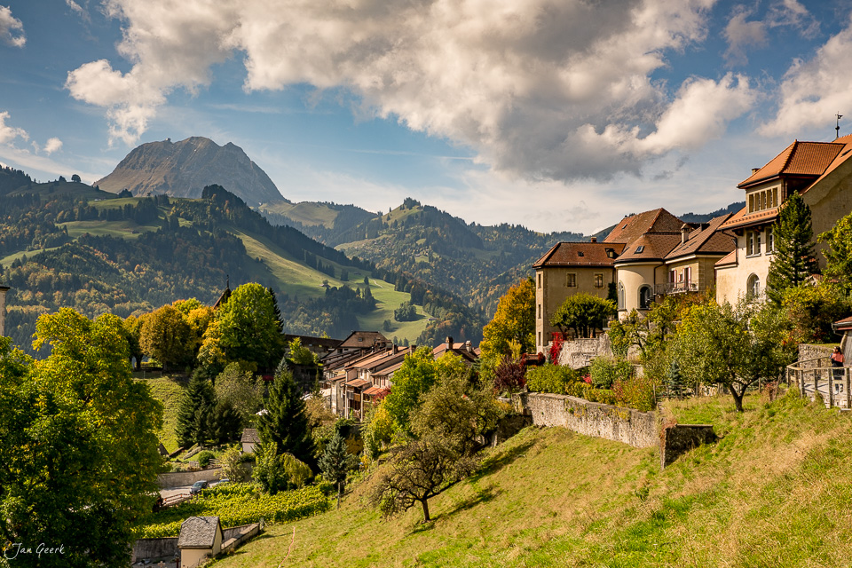 Schloss mit Bergblick über Greyerz im Herbst, Westschweiz – Jan Geerk Fotograf Basel