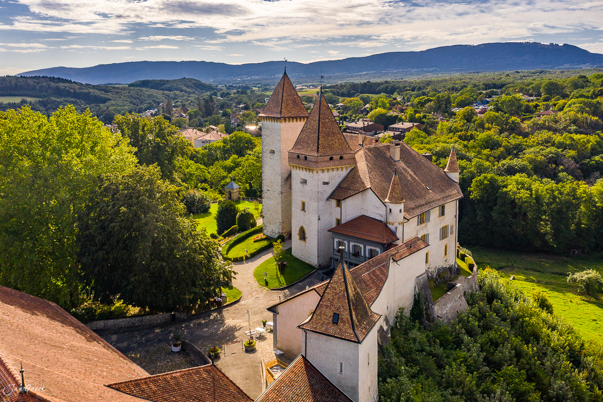 Luftaufnahme Schloss La Sarraz mit Türmen und Gattern, sommerliche Kantlicht-Stimmung, Romandie Schweiz – Jan Geerk Fotograf Basel