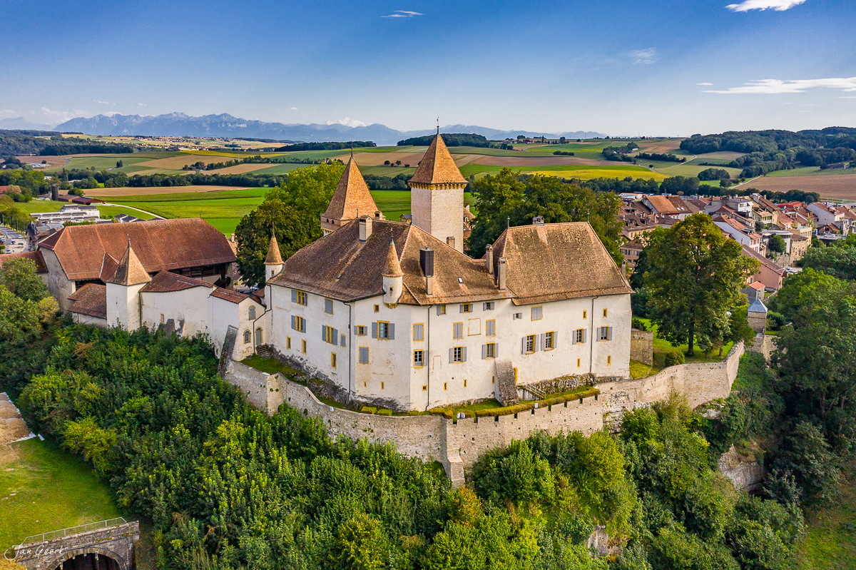Schloss La Sarraz Luftaufnahme Sommer Waadt Schweiz Jan Geerk Fotograf Basel