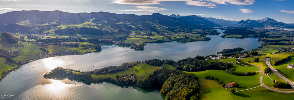 Luftaufnahme Lac de Gruyère mit grünen Uferlandschaften, Sommerlicht, Westschweiz – Jan Geerk Fotograf Basel
