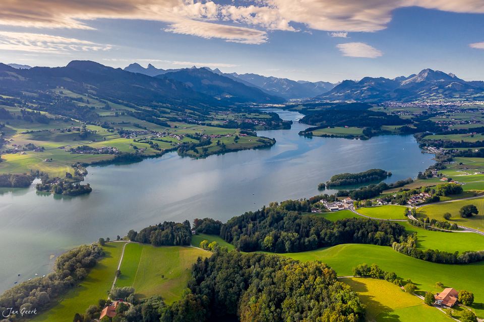 Luftaufnahme Gruyère Seen grüne Landschaft Voralpenpanorama Frühling Schweiz Jan Geerk Fotograf Basel