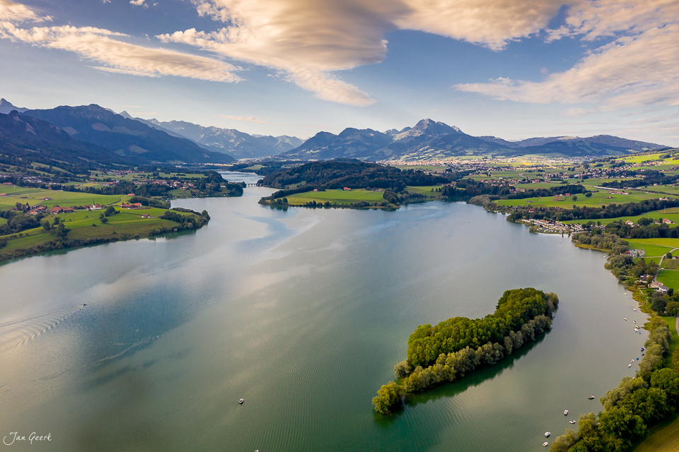 Lac de Gruyère Luftaufnahme Alpenlandschaft Frühling Westschweiz Schweiz Jan Geerk Fotograf Basel