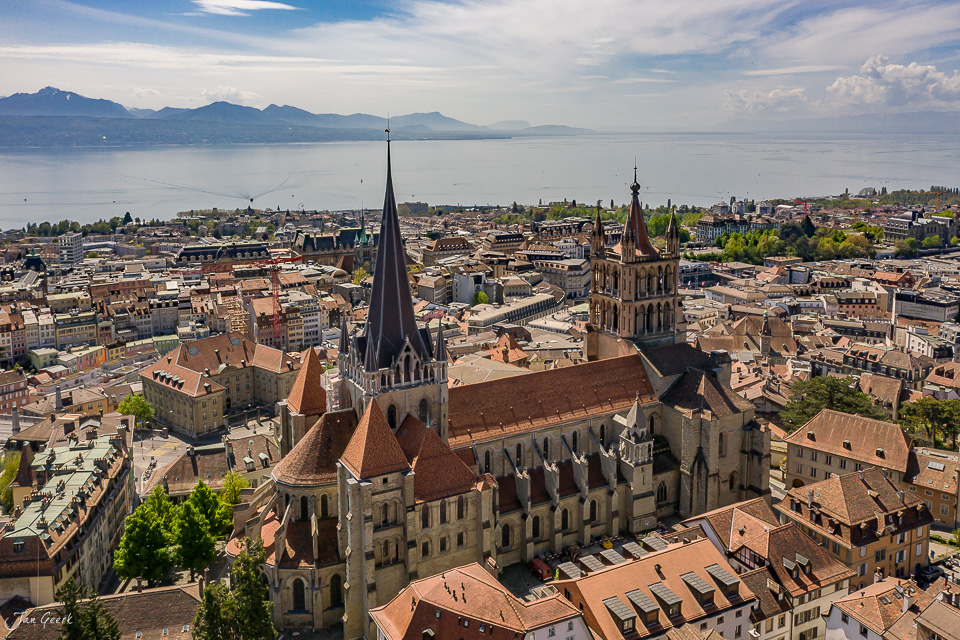 Kathedrale und Stadtpanorama von Lausanne mit Genfersee und Alpen im Frühling – Jan Geerk Fotograf Basel Schweiz
