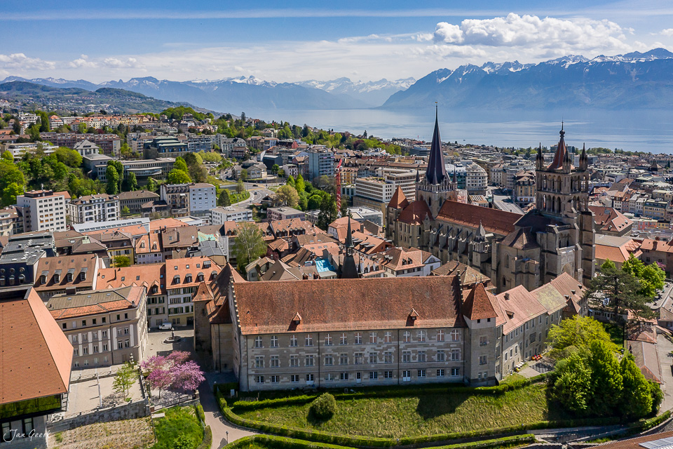 Luftaufnahme Lausanne mit Kathedrale, Genfersee und Alpen im Frühling, Westschweiz Schweiz – Jan Geerk Fotograf Basel