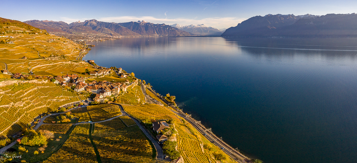 Herbstliche Luftaufnahme der Lavaux Rebberge am Genfersee mit goldenen Weinbergen und Alpenpanorama, Schweiz – Jan Geerk Fotograf Basel