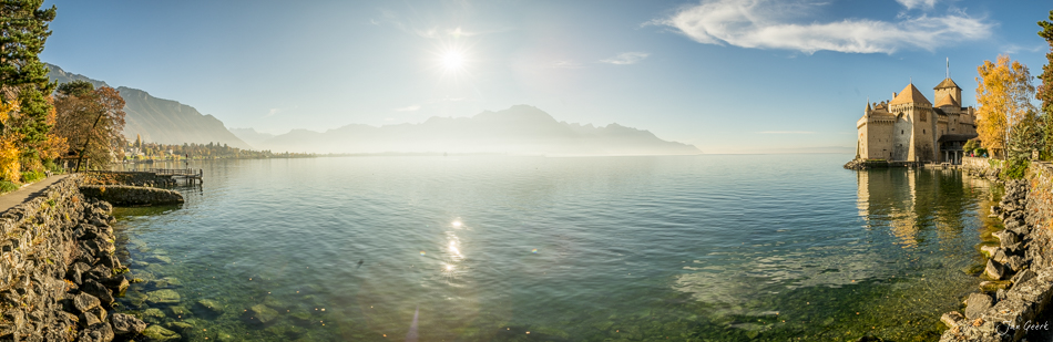 Chillon Schloss am Genfersee in herbstlicher Stimmung mit spiegelndem Wasser und Bergen, Waadt Schweiz – Jan Geerk Fotograf Basel
