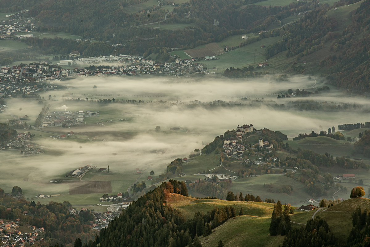 Moleson Gipfel mit Herbstlicht und Nebel über Gruyères Westschweiz Fribourg Schweiz Jan Geerk Fotograf Basel