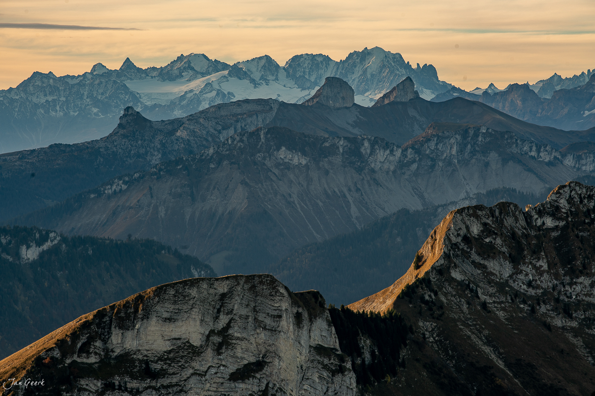 Moleson Gipfel mit Alpenpanorama im Herbstlicht, Gruyères Region Westschweiz Schweiz – Jan Geerk Fotograf Basel