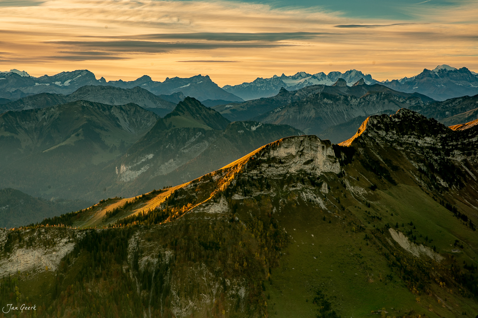 Alpiner Bergblick vom Moléson mit herbstlicher Beleuchtung, grüne Almwiesen und schneebedeckte Alpengipfel in der Westschweiz – Jan Geerk Fotograf Basel