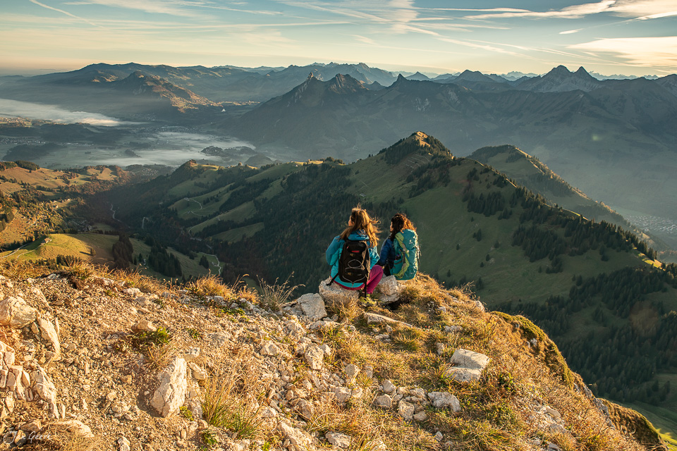 Wanderer auf Berggipfel mit Herbstlicht über Moléson und Greyerzer Alpen in der Westschweiz, Schweiz – Jan Geerk Fotograf Basel