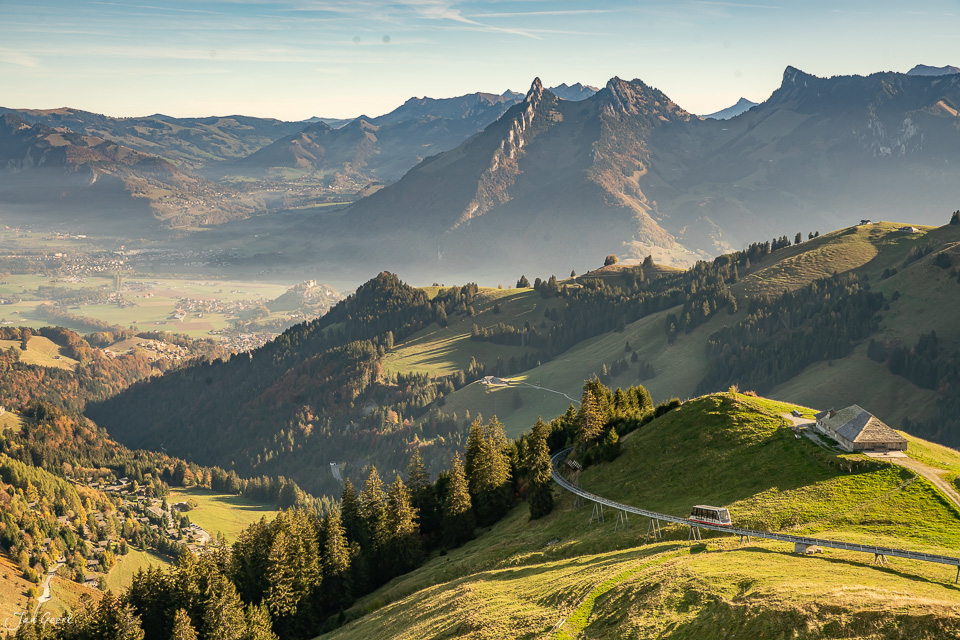 Alpweiden und Bergkette beim Moléson, Herbstlicht in der Greyerz Region, Schweiz – Jan Geerk Fotograf Basel