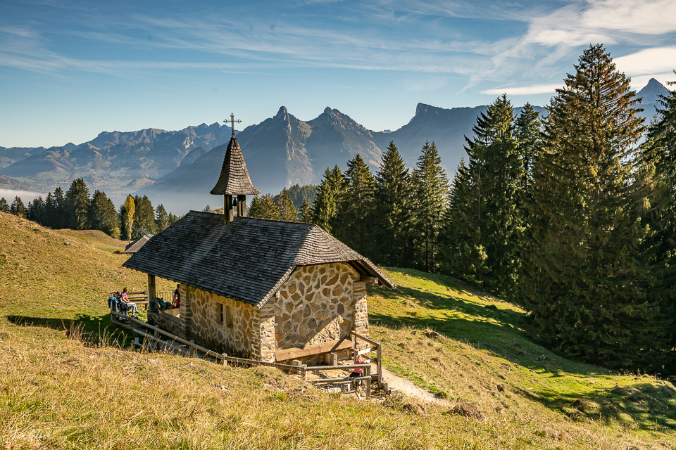 Kleine Bergkapelle auf Bergwiese mit Alpenpanorama beim Moléson im Herbst, Fribourg Schweiz – Jan Geerk Fotograf Basel