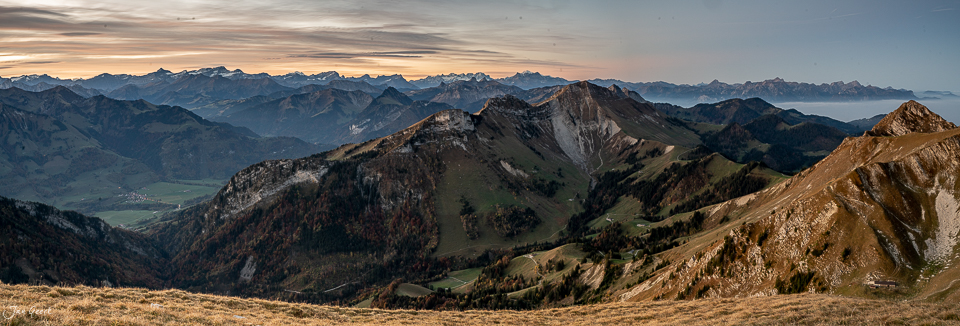 Herbstliche Bergsicht vom Moléson über das Greyerz Tal mit Kantlicht und fernen Alpen Schweiz Jan Geerk Fotograf Basel