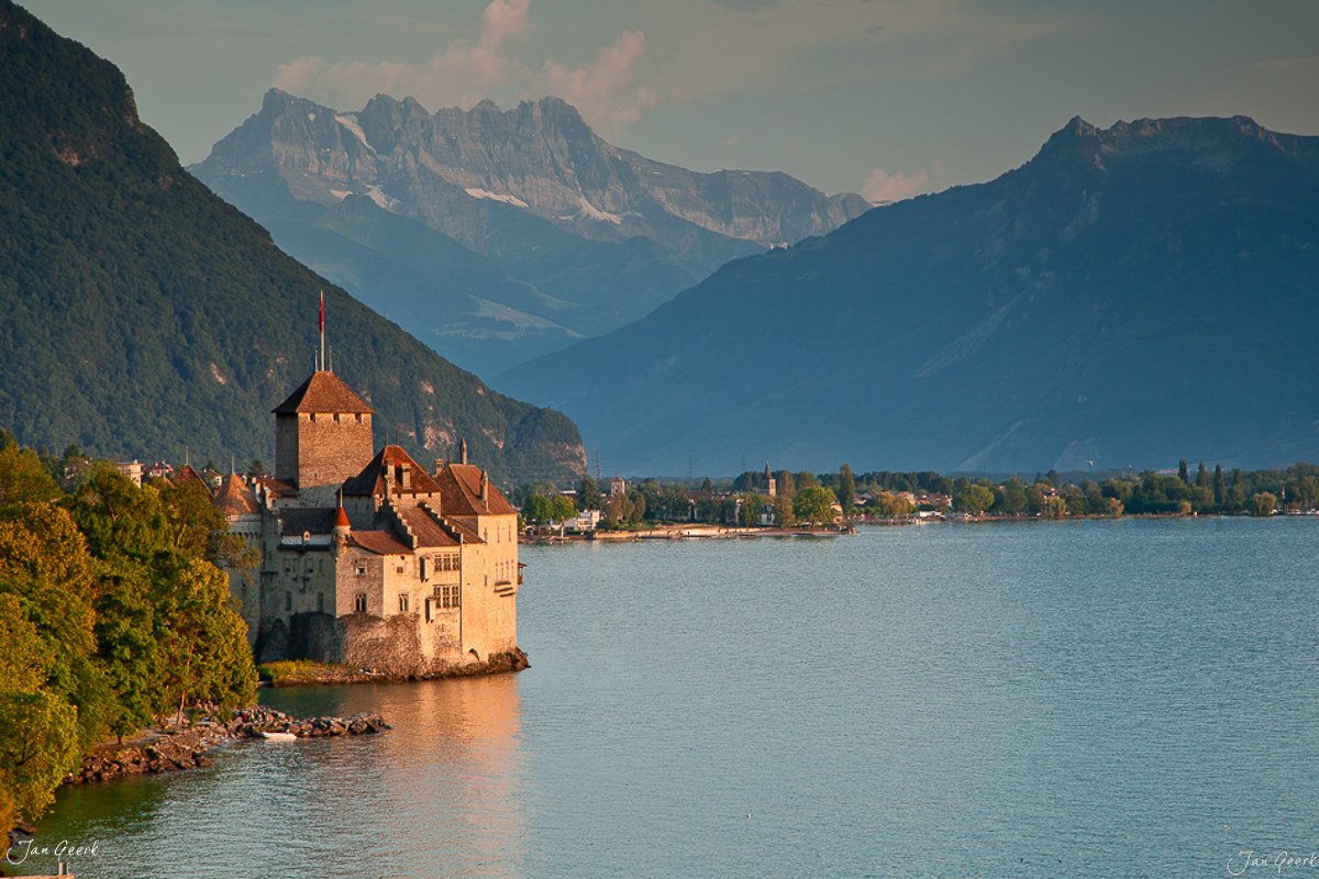 Schloss Chillon am Genfersee bei Montreux, Herbststimmung mit Alpenblick, Waadt Schweiz – Jan Geerk Fotograf Basel