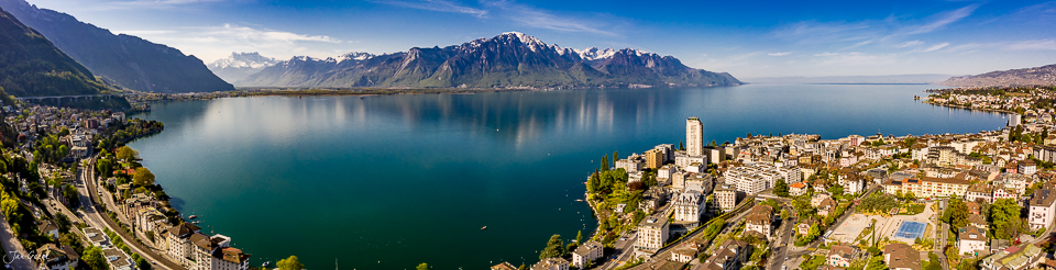 Luftaufnahme Montreux am Genfersee mit schneebedeckten Alpen im Frühling, Westschweiz – Jan Geerk Fotograf Basel