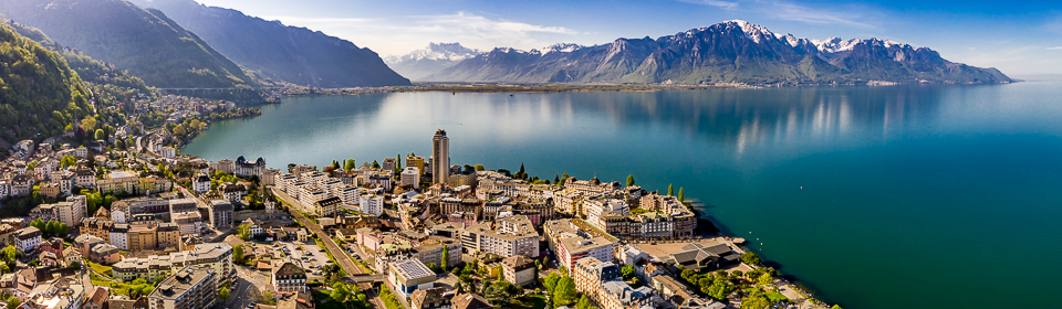 Luftaufnahme Montreux Genfersee Gebirge Frühlingslicht Westschweiz Schweiz Jan Geerk Fotograf Basel