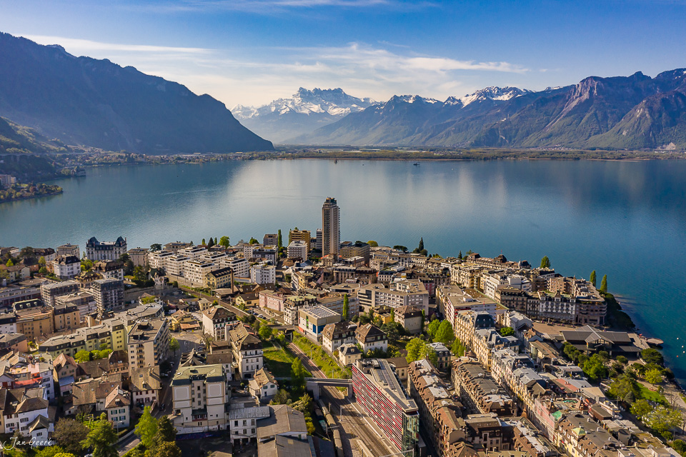 Luftaufnahme Montreux am Genfersee mit Bergen im Frühling, Westschweiz – Jan Geerk Fotograf Basel