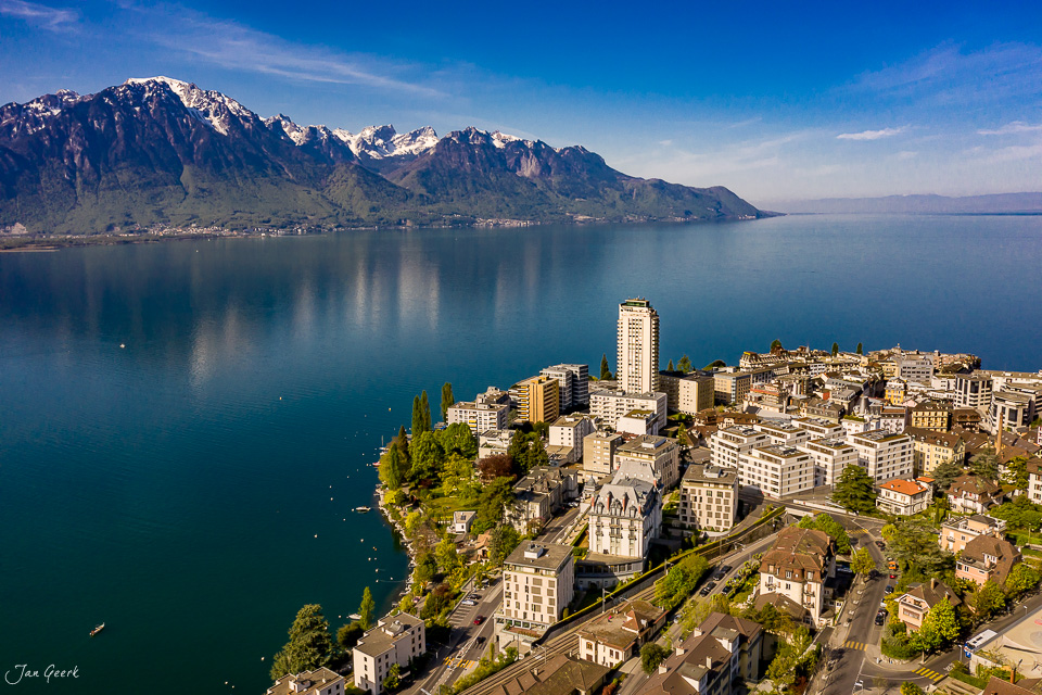 Luftaufnahme Montreux am Genfersee mit verschneiten Alpen, Frühlingslicht, Westschweiz – Jan Geerk Fotograf Basel
