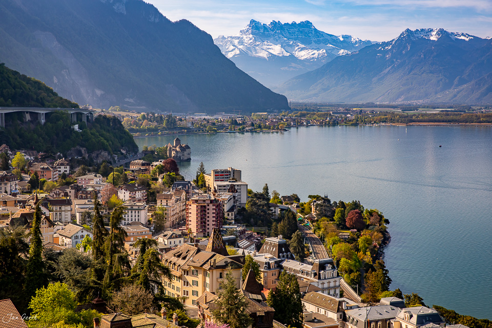 Luftaufnahme Montreux am Genfersee mit Schloss Chillon, schneebedeckte Alpen im Hintergrund, Frühjahrsicht, Westschweiz – Jan Geerk Fotograf Basel