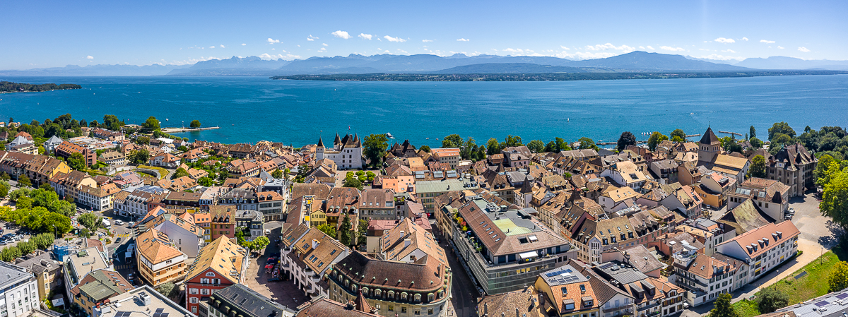 Luftaufnahme der Altstadt Nyon mit Schloss und Genfersee bei Sonnenschein, Sommerliche Schweiz – Jan Geerk Fotograf Basel