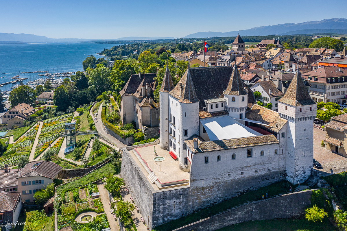 Luftaufnahme Schloss Nyon am Genfersee bei Sommerlicht, Westschweiz – Jan Geerk Fotograf Basel