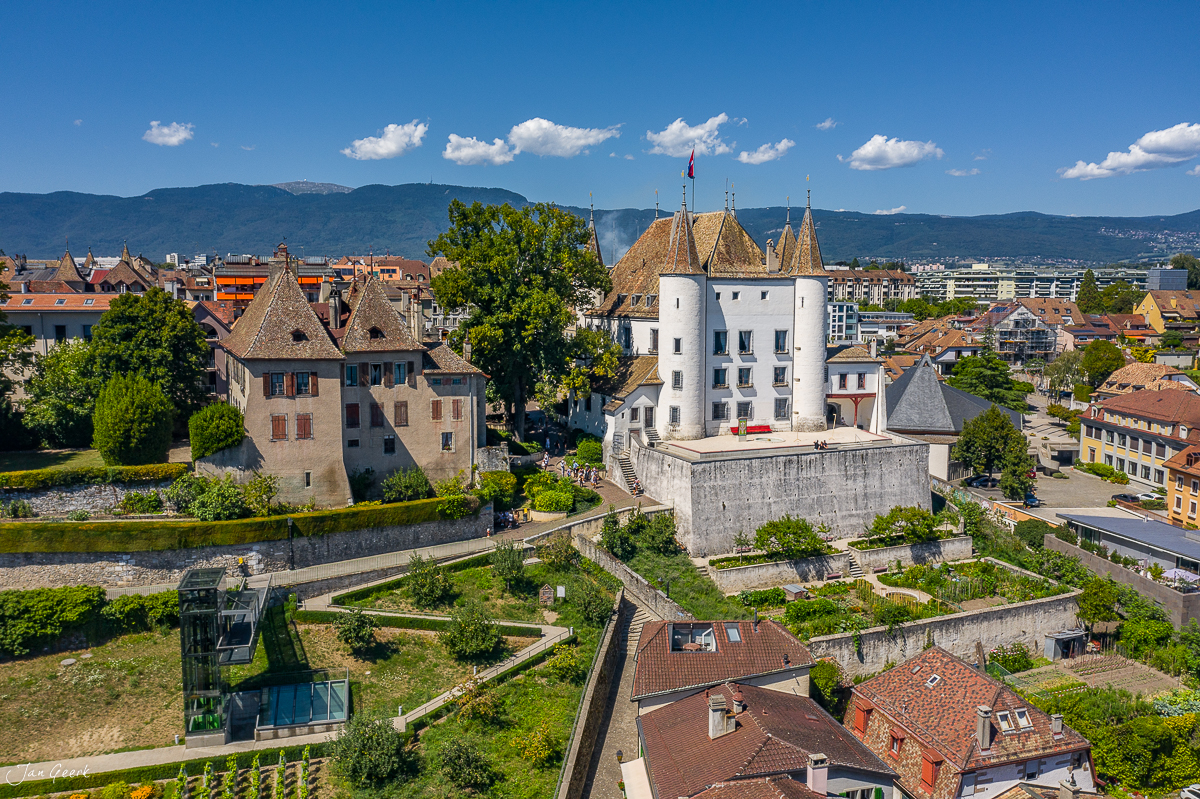 Luftaufnahme Schloss Nyon am Genfersee mit Altstadt, Sommerlicht, Waadt Schweiz – Jan Geerk Fotograf Basel