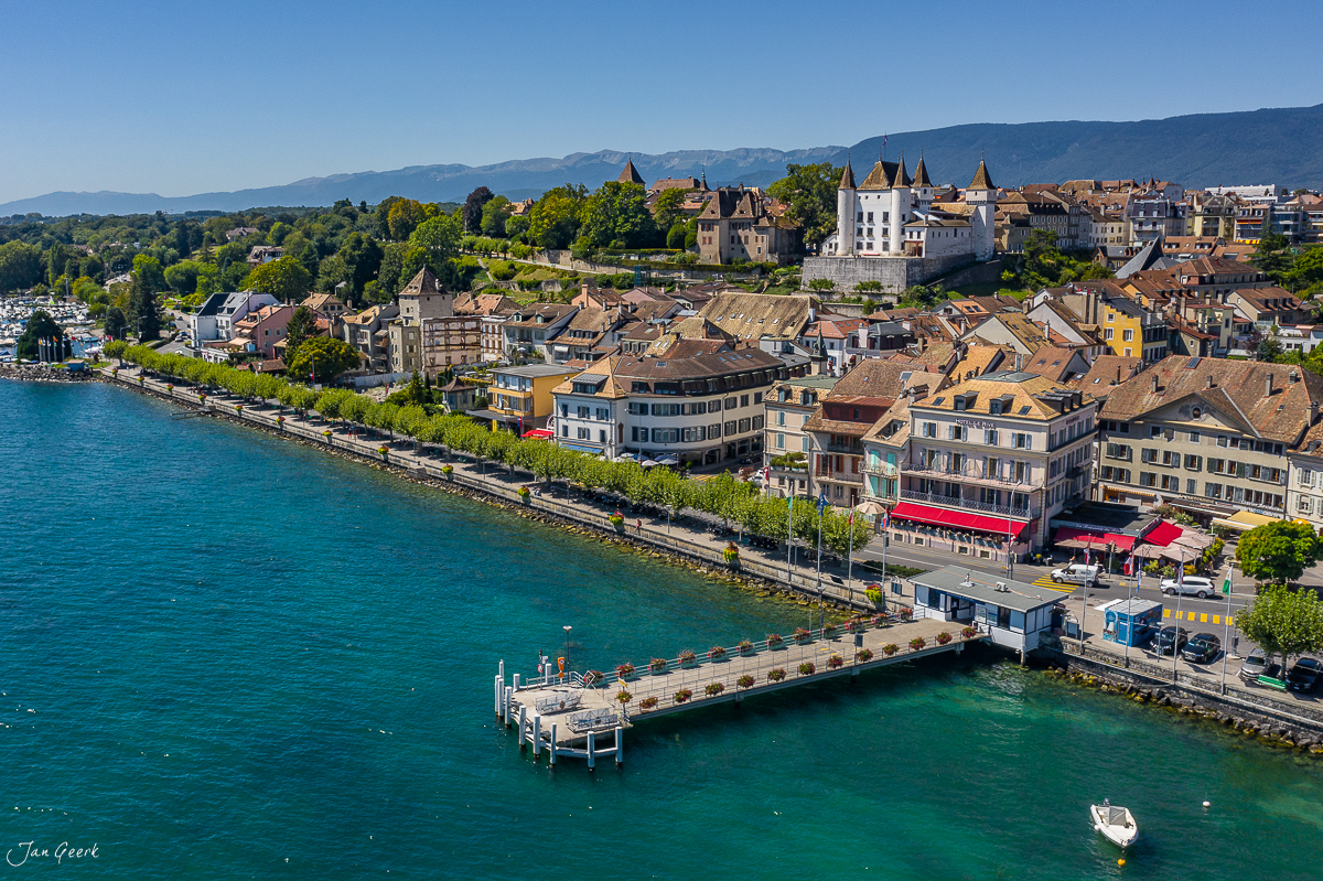Luftaufnahme Nyon mit Schloss und Seeufer am Genfersee, Sommerszene in der Westschweiz, Schweiz – Jan Geerk Fotograf Basel