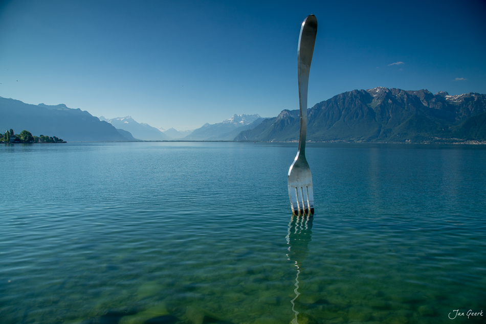 Riesengabel im Genfersee mit Alpenpanorama bei Montreux, klarer Sommertag, Westschweiz – Jan Geerk Fotograf Basel