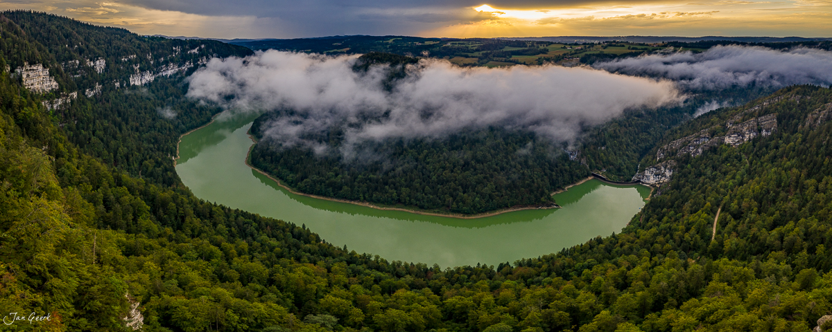 Luftaufnahme Bergsee mit Nebelschleier herbstliche Stimmung Schweizer Jura Jan Geerk Fotograf Basel