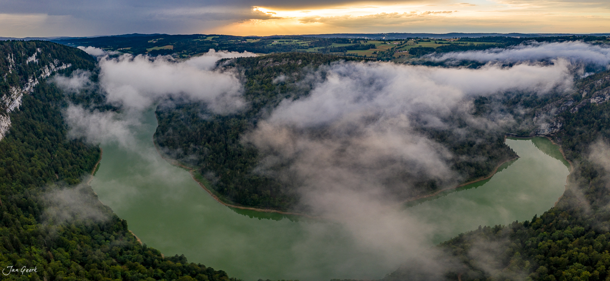 Nebel über dem Doubs mit grünem Wasser, Juraketten und Felswänden im Morgenrot, Schweiz – Jan Geerk Fotograf Basel