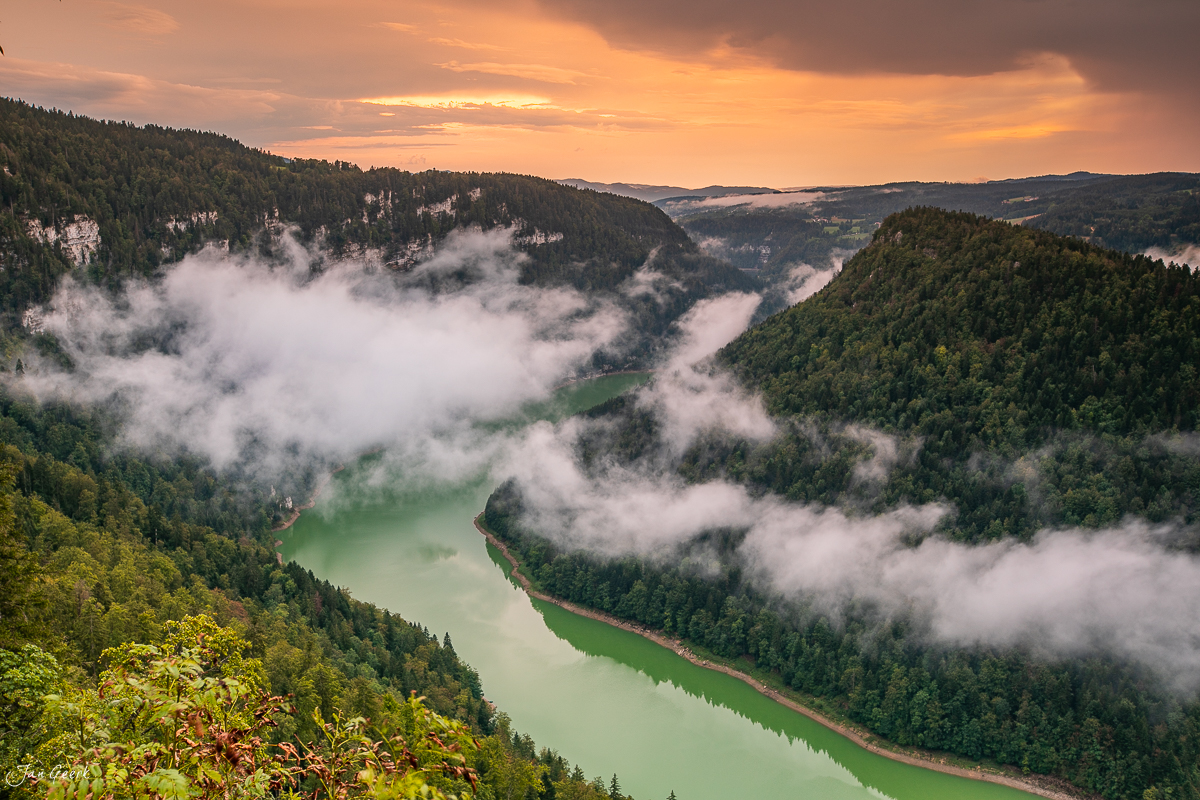 Fluss Doubs in den Roches de Moron mit Nebel und grünem Wasser, Jura Sommeraufnahme Schweiz – Jan Geerk Fotograf Basel