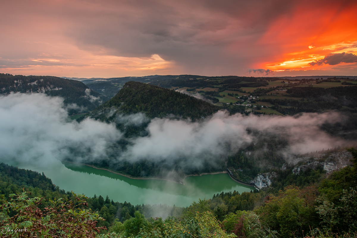 Morgennebel über dem Doubs-Fluss in den Franches-Montagnes mit dramatischem Sonnenaufgang, Jura Schweiz – Jan Geerk Fotograf Basel