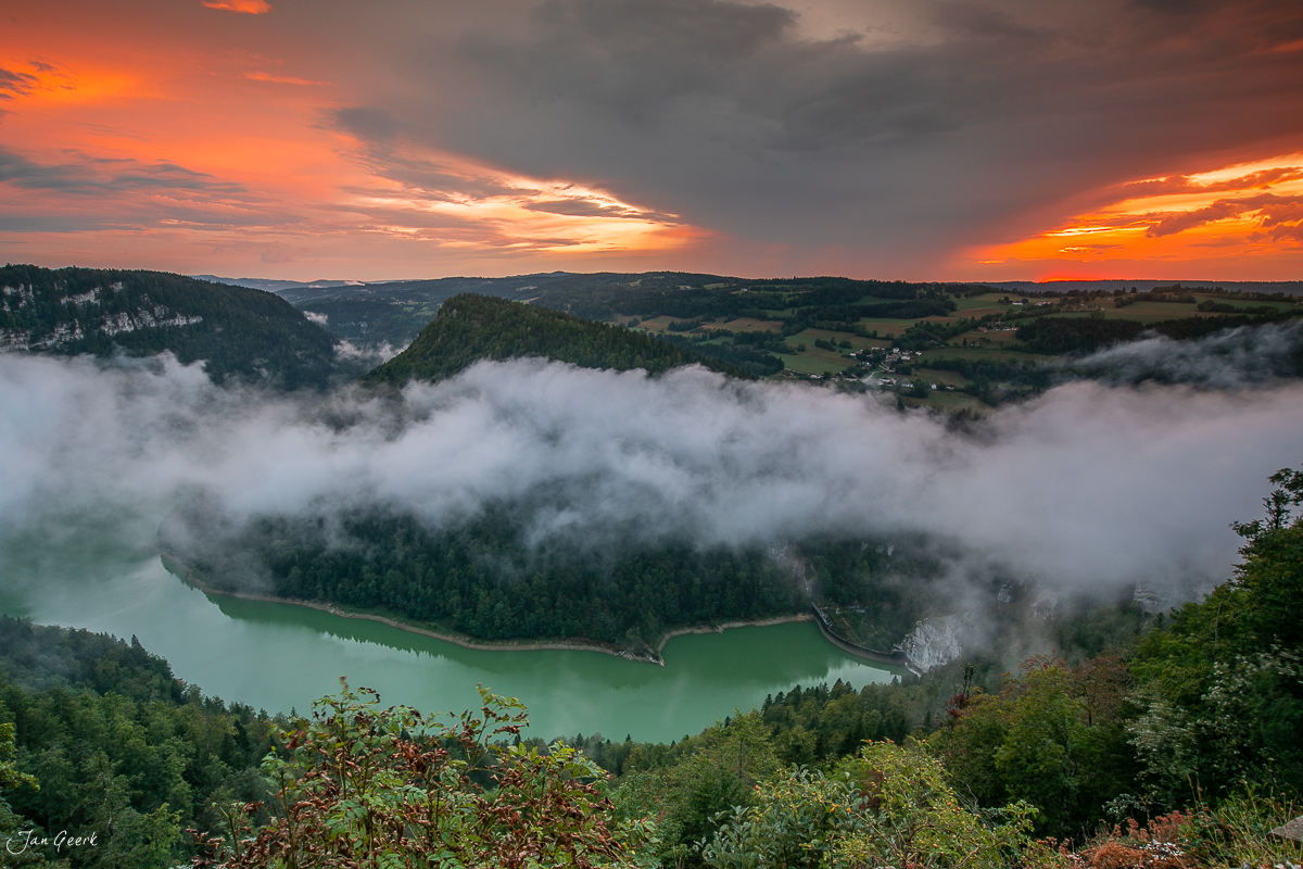 Grüner See mit Nebel und Morgenrot in den Roches-de-Moron, Jura, Schweiz – Jan Geerk Fotograf Basel