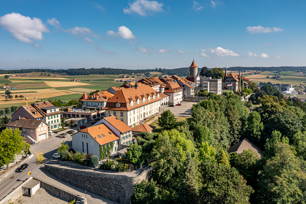 Luftaufnahme Romont Altstadt mit Schloss und Burgturm, sommerliche Kantlicht-Stimmung, Freiburg Schweiz – Jan Geerk Fotograf Basel