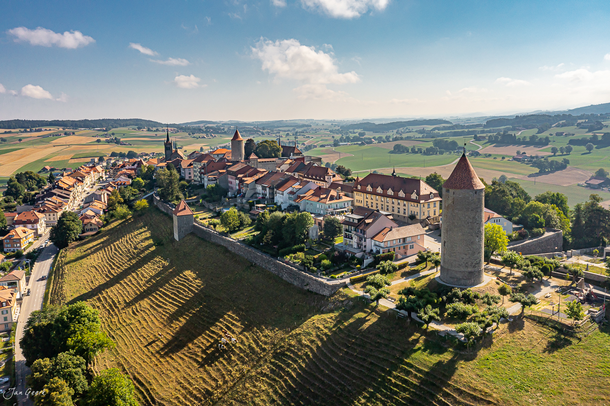 Luftaufnahme der mittelalterlichen Altstadt Romont mit Weinbergen, Sommerlichtstimmung, Freiburg Schweiz – Jan Geerk Fotograf Basel