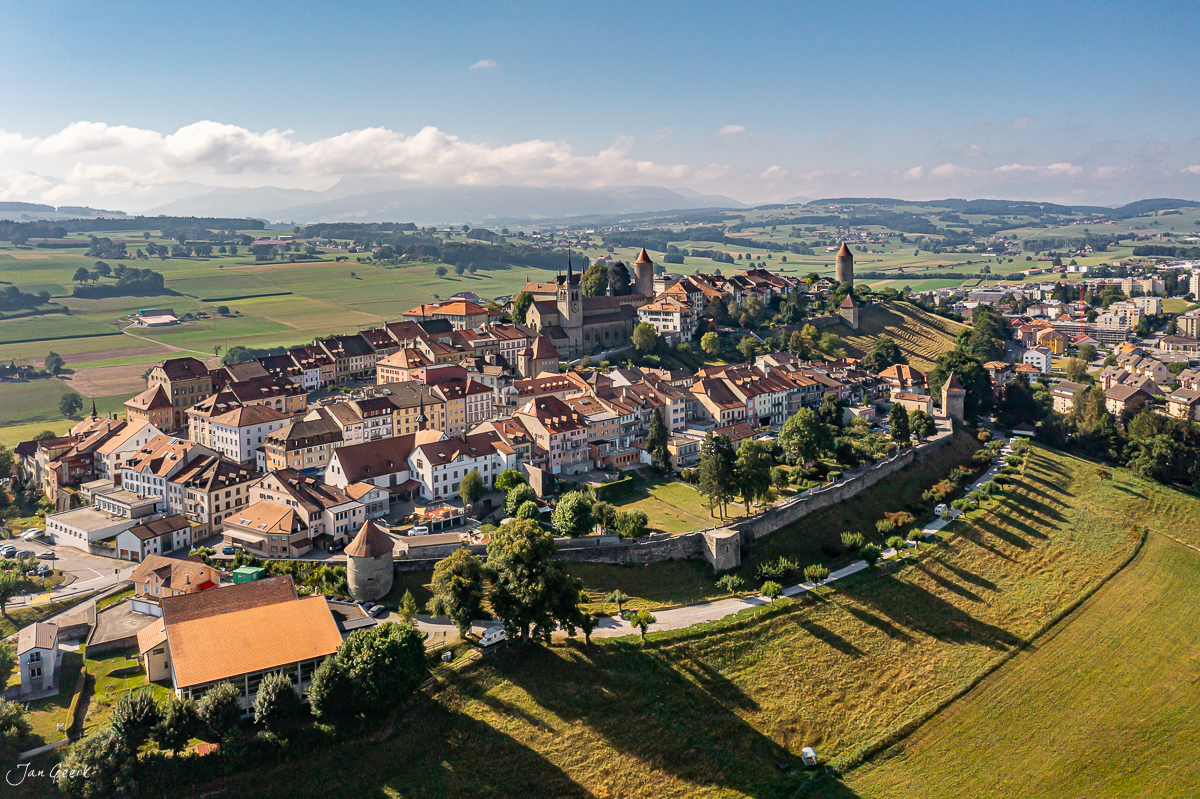 Luftaufnahme der Altstadt Romont mit Schloss und Kirche im Sommer, Freiburg Schweiz – Jan Geerk Fotograf Basel