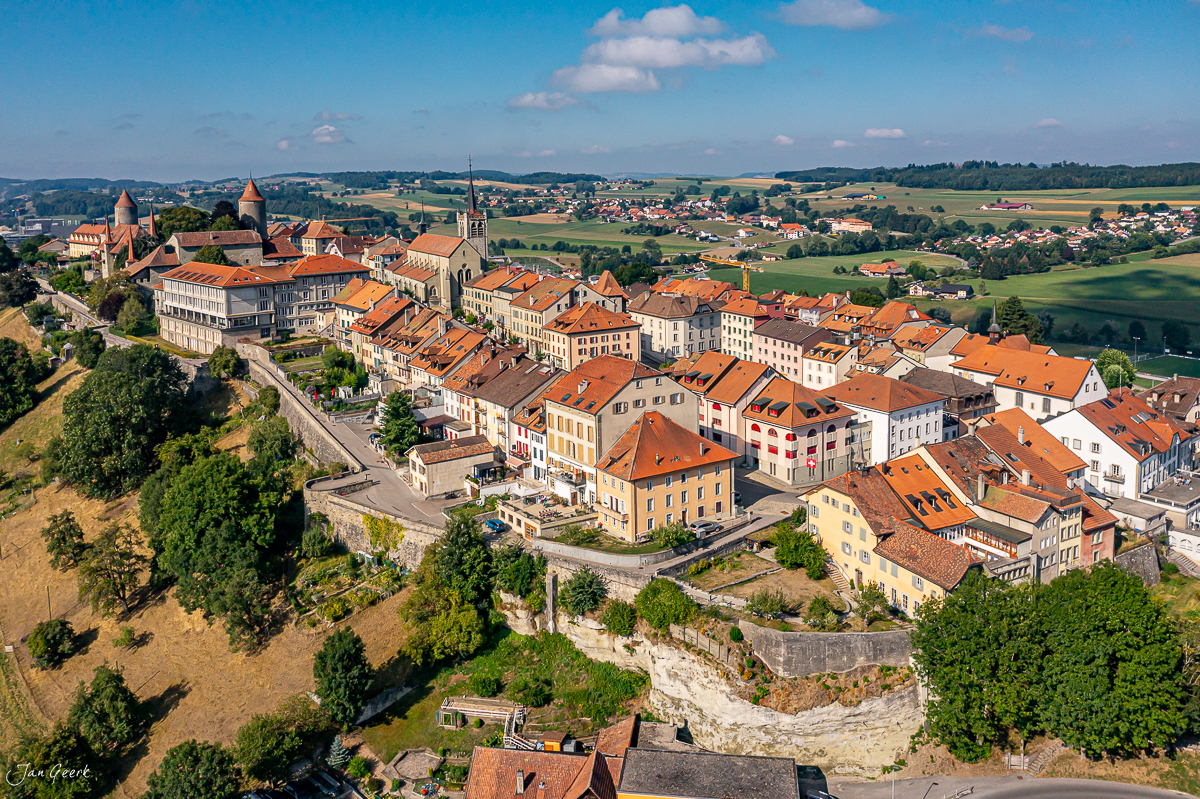 Luftaufnahme der mittelalterlichen Altstadt Romont mit Schloss und Kirche im Sommer, Freiburg Schweiz – Jan Geerk Fotograf Basel
