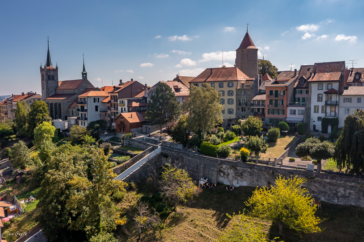 Luftaufnahme der Altstadt Romont mit Türmen und Befestigungsmauern im Sommer, Westschweiz Schweiz – Jan Geerk Fotograf Basel