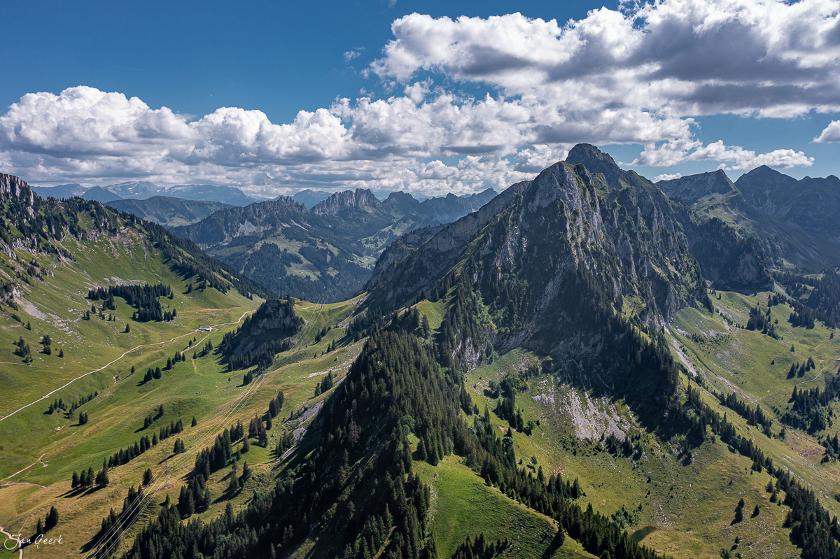 Luftaufnahme Schwarzsee Alpenlandschaft Sommer grüne Wiesen Freiburg Schweiz Jan Geerk Fotograf Basel