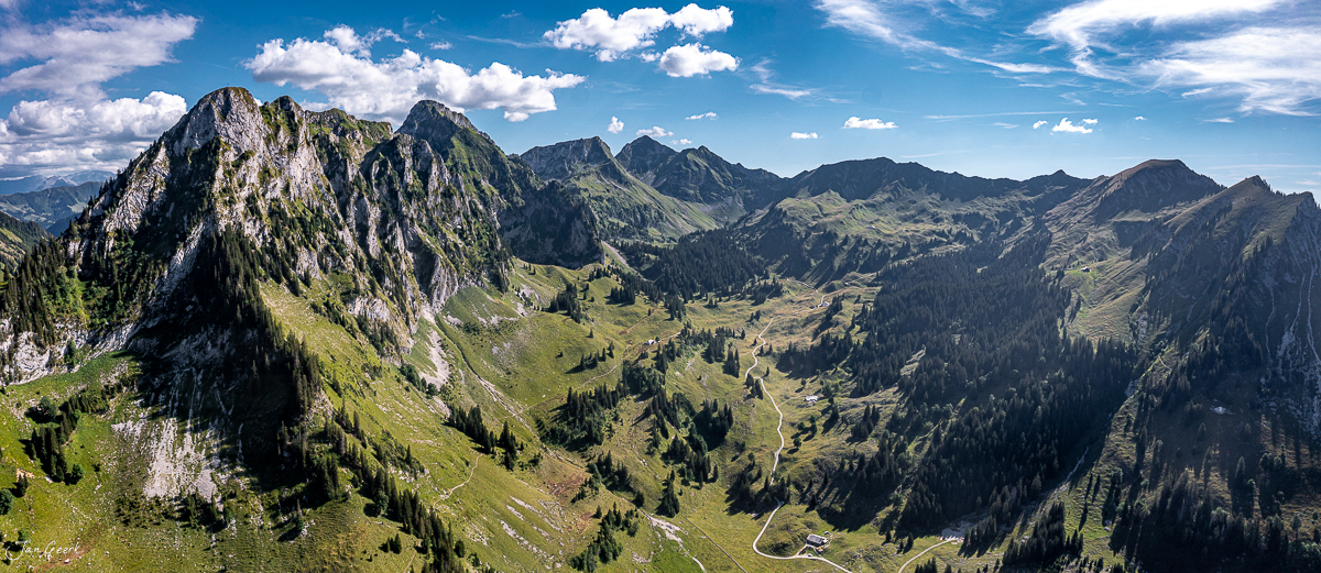 Luftaufnahme Schwarzsee Berglandschaft mit Spitzflue Breccaschlund Sommerlicht Alpen Schweiz Jan Geerk Fotograf Basel
