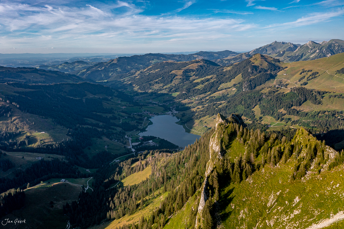 Luftaufnahme Schwarzsee mit Breccaschlund Felsen, grüne Alpenlandschaft Sommer Freiburg Schweiz – Jan Geerk Fotograf Basel