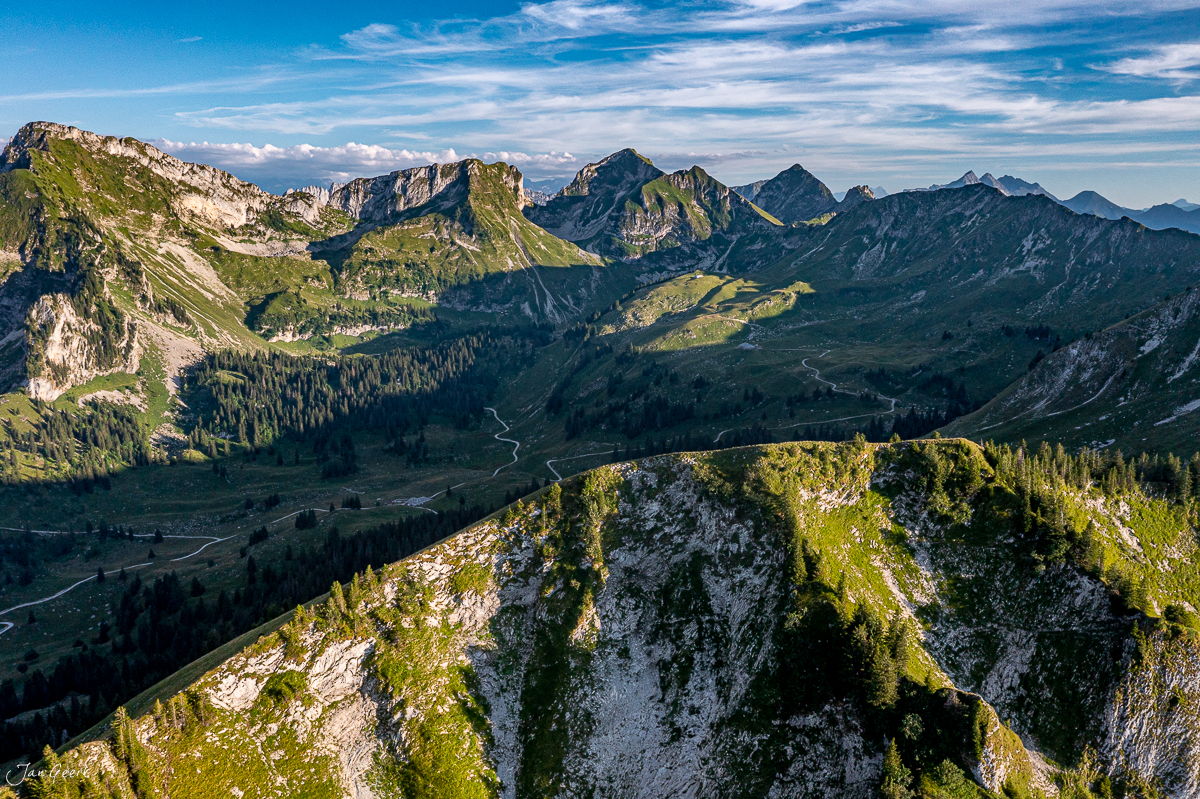 Luftaufnahme Schwarzsee mit Breccaschlund und umliegenden Alpengipfeln im Sommer, Freiburg Schweiz – Jan Geerk Fotograf Basel