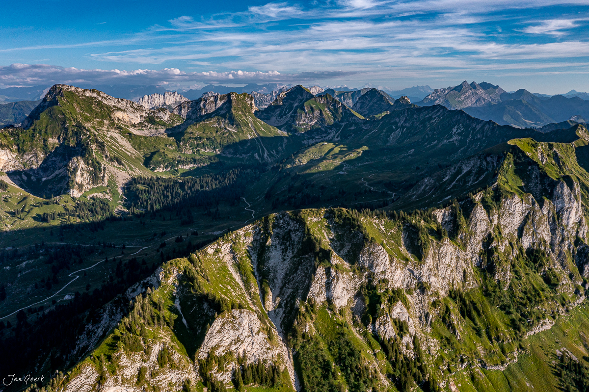 Luftaufnahme Schwarzsee Berglandschaft Alpenwiesen Sommerlicht Freiburg Schweiz – Jan Geerk Fotograf Basel