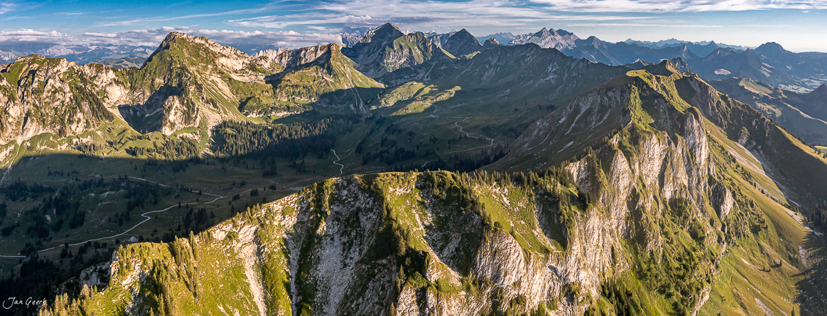 Luftaufnahme Schwarzsee Alpenlandschaft mit Breccaschlund Herbstlicht Freiburg Schweiz Jan Geerk Fotograf Basel