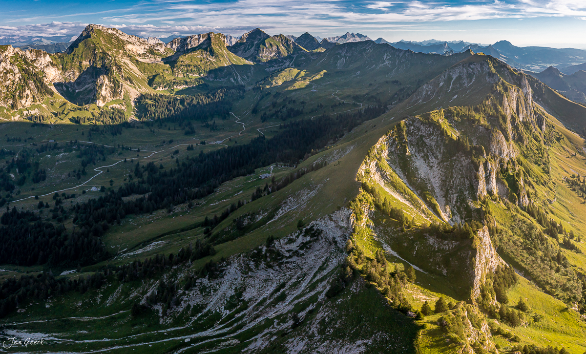 Luftaufnahme Schwarzsee mit Breccaschlund Felswänden grüne Alpweiden Sommerzeit Freiburg Schweiz Jan Geerk Fotograf Basel